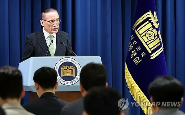 記者会見を行う魏聖洛・国家安保室長＝１５日、ソウル（聯合ニュース）