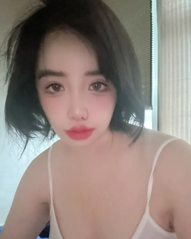 BOM、寝起き自撮り