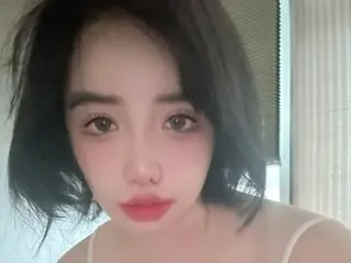 BOM（2NE1）、寝巻き自撮り…顔に眠気がいっぱい