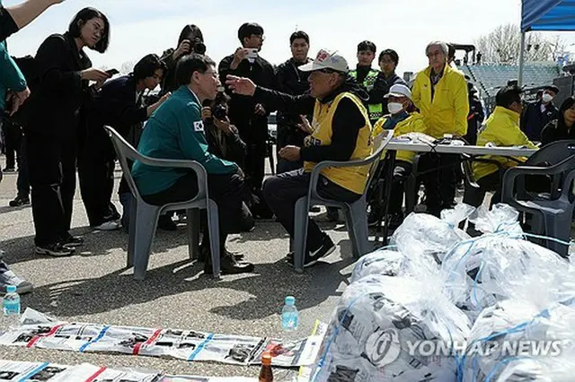 ４月１３日に北朝鮮へのビラ散布について話し合った市民団体と京畿道の関係者＝（聯合ニュース）