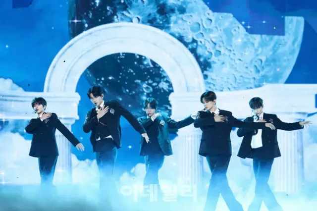 「TOMORROW X TOGETHER（TXT）」
