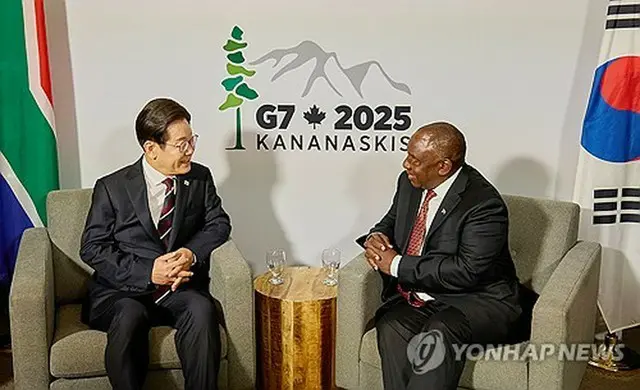 会談を行う両国首脳＝（聯合ニュース）
