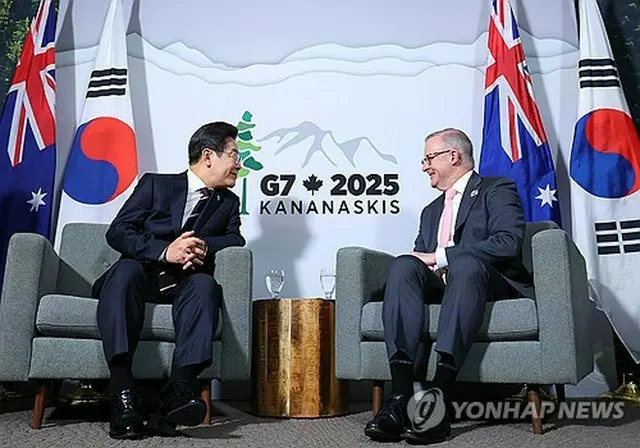 オーストラリアのアルバニージー首相（右）と会談する李大統領＝（聯合ニュース）