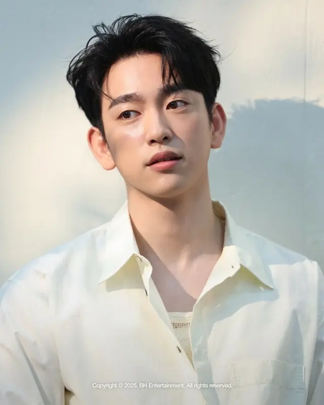 ジニョン（GOT7）、湖のような眼差しに魅了される