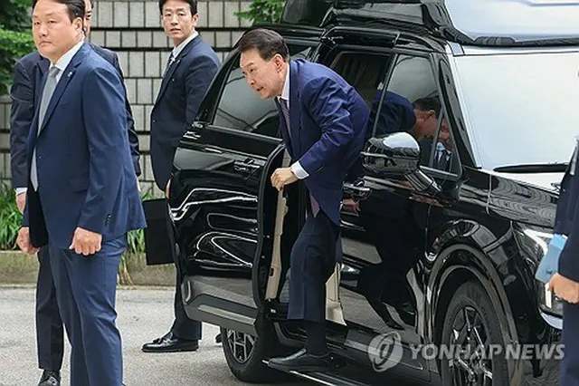 昨年１２月の「非常戒厳」宣言を巡り内乱首謀罪などに問われた韓国の尹錫悦（ユン・ソクヨル）前大統領の第７回公判が１６日、ソウル中央地裁で開かれた。地裁に到着し車から降りる尹氏（写真共同取材団）＝（聯合ニュース）