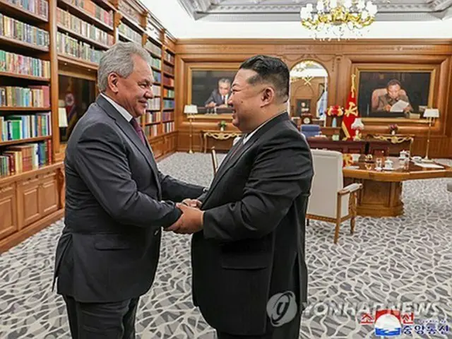 ６月４日に訪朝した際のショイグ氏（左）と金正恩氏（資料写真）＝（聯合ニュース）≪転載・転用禁止≫