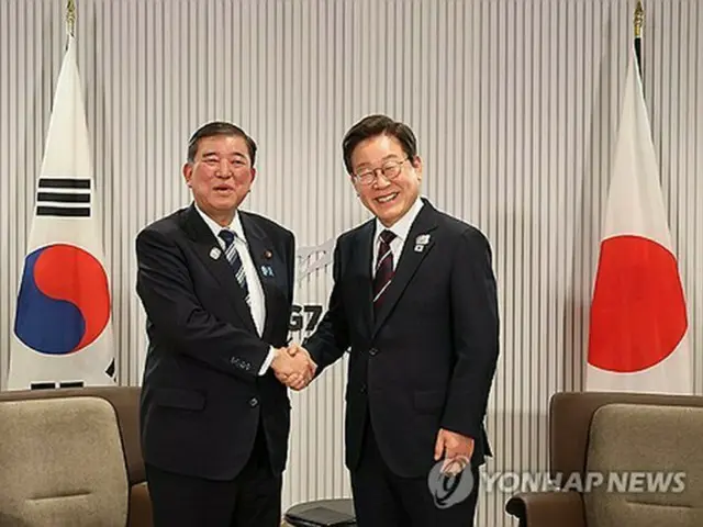 握手を交わす両首脳＝（聯合ニュース）