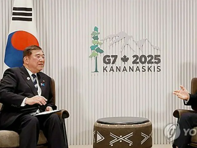 主要７カ国首脳会議（Ｇ７サミット）に出席するためカナダを訪問している韓国の李在明（イ・ジェミョン）大統領（右）は１７日午後（日本時間１８日午前）、日本の石破茂首相と就任後初めての首脳会談を行い、両国関係の発展策などを重点的に協議した＝（聯合ニュース）