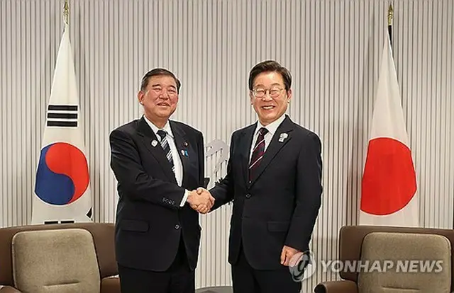 主要７カ国首脳会議（Ｇ７サミット）に出席するためカナダを訪問している韓国の李在明（イ・ジェミョン）大統領（右）は１７日午後（日本時間１８日午前）、日本の石破茂首相と就任後初めての首脳会談を行い、両国関係の発展策などを重点的に協議した。握手を交わす両首脳＝（聯合ニュース）