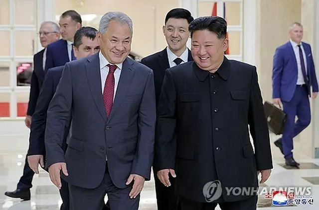１７日に平壌で会談した金正恩氏（右）とショイグ氏＝（朝鮮中央通信＝聯合ニュース）≪転載・転用禁止≫