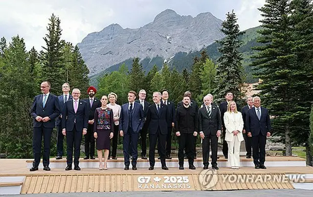 Ｇ７各国と招待国の首脳による記念撮影＝１７日、カナナスキス（聯合ニュース）