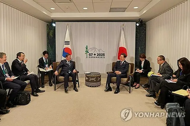石破首相（中央左）と会談する李大統領（同右、共同取材）＝１７日、カナナスキス（聯合ニュース）
