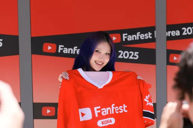 記念撮影に応じるビューティークリエーターのRISABAE（写真：wowKorea）