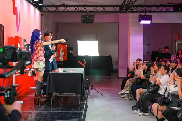 ファンとの交流を楽しむRISABAE（写真：wowKorea）