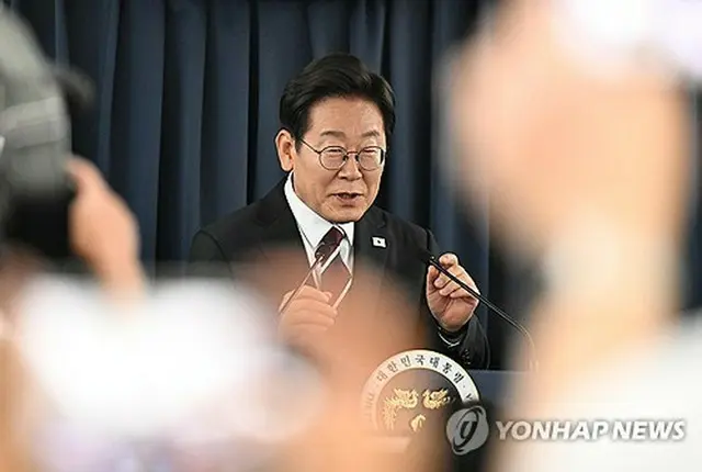 李在明大統領は１６日午後（日本時間１７日午前）、主要７カ国首脳会議（Ｇ７サミット）に出席するためカナダに向かう大統領専用機の機内で記者懇談会を開いた＝（聯合ニュース）