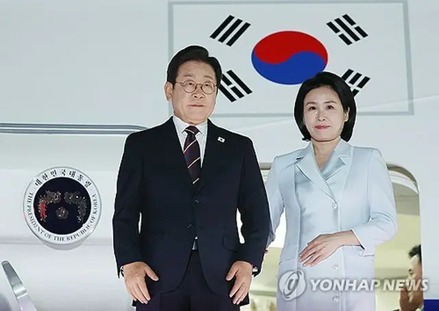 ソウル空港（軍用空港）に到着した李大統領夫妻＝１９日、城南（聯合ニュース）
