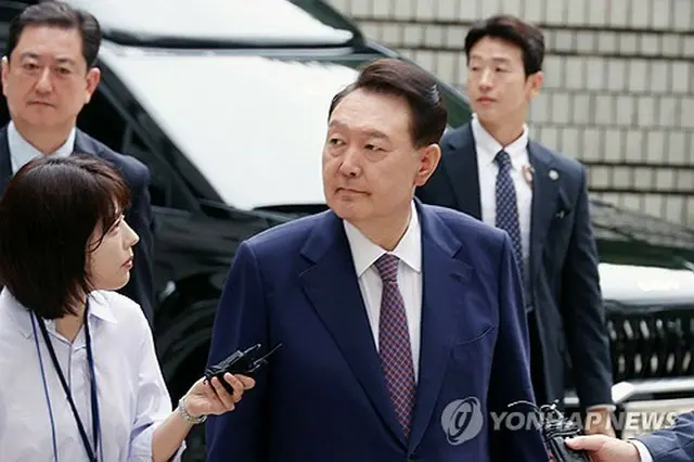 第７回公判に出廷するため、ソウル中央地裁に向かう尹前大統領（写真共同取材団）＝１６日、ソウル（聯合ニュース）