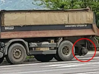 ダンプカーのタイヤが外れ直撃…女子高生が意識不明になって46日＝韓国