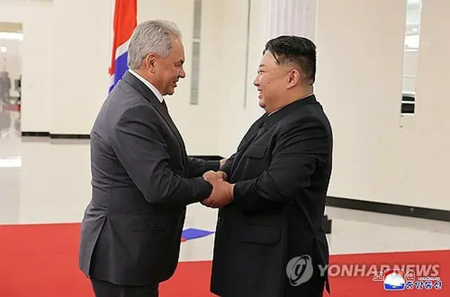 朝鮮中央通信は１８日、金正恩（キム・ジョンウン）国務委員長（朝鮮労働党総書記）氏が１７日にロシアのショイグ安全保障会議書記と会談し、「両国間の条約の範囲内で協力する内容を確定し、関連計画を受諾した」と報じた＝（朝鮮中央通信＝聯合ニュース）≪転載・転用禁止≫
