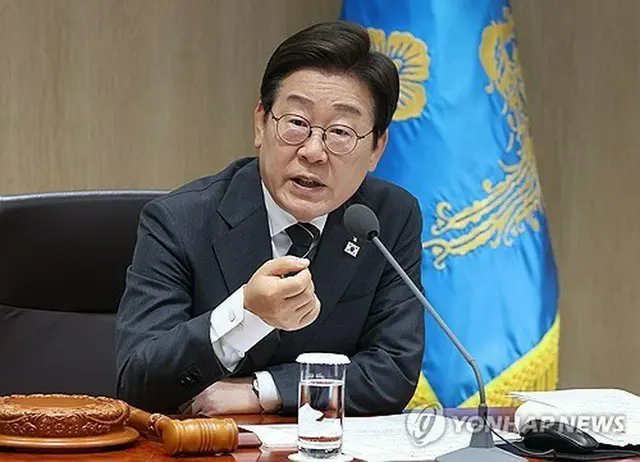 大統領室で開かれた閣議で発言する李大統領＝１９日、ソウル（聯合ニュース）