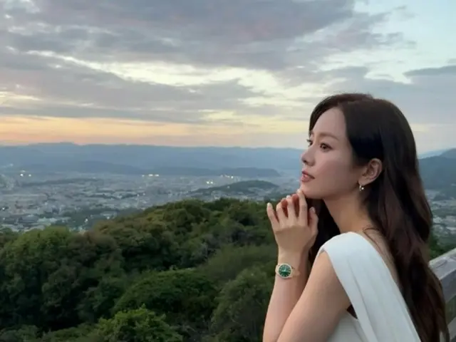 女優ハン・ジミン、脇腹の空いたドレス姿を公開...清純女神から一転セクシーさを見せる