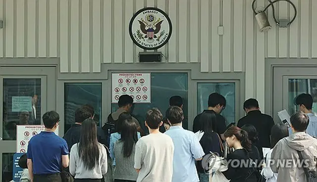 先月２８日、ビザの発給のためソウルの在韓米国大使館を訪れた人たち＝（聯合ニュース）