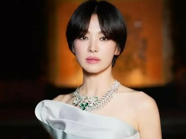 女優ソン・ヘギョ、美しいデコルテ…どんなドレスも着こなす“最強美女”