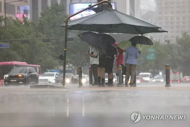 大雨が降るソウル都心の光化門広場付近＝（聯合ニュース）