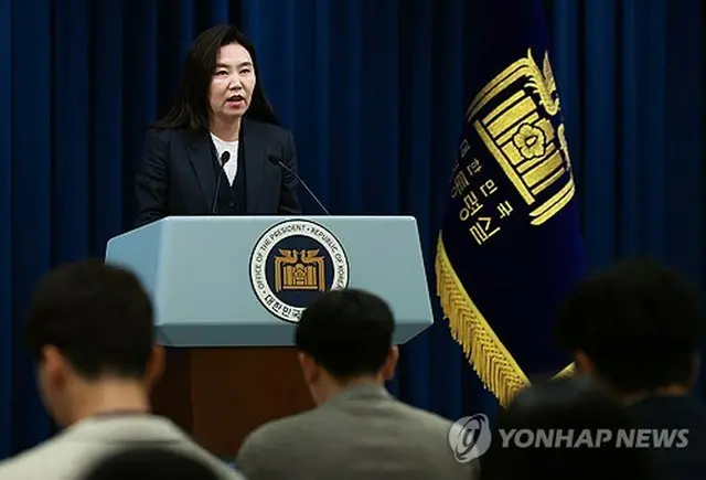 記者会見をする姜由楨報道官＝２０日、ソウル（聯合ニュース）
