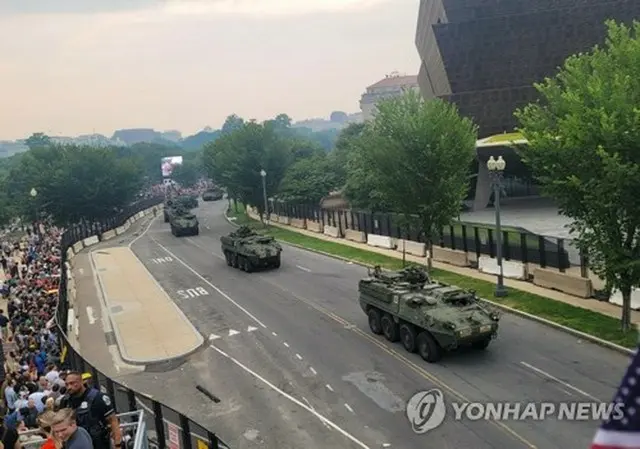 米ワシントンで１４日（現地時間）、米陸軍創設２５０年を記念したトランプ政権による軍事パレードが行われた。市民の前を通過する装甲車＝（聯合ニュース）