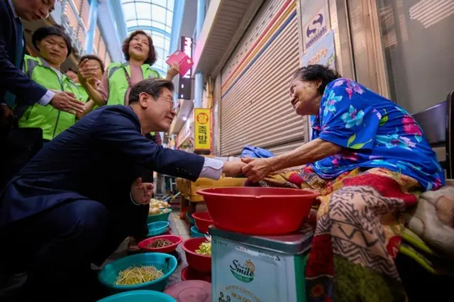 在来市場を訪れ、市民と対話している李在明大統領