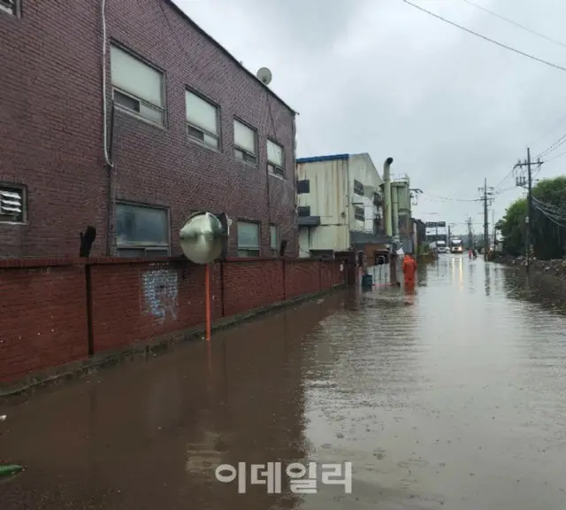 道路浸水に停電…豪雨・強風被害続出＝韓国仁川