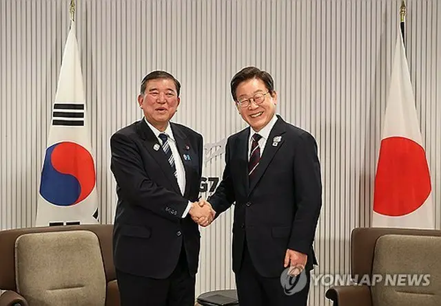 主要７カ国首脳会議（Ｇ７サミット）に出席するためカナダを訪問している韓国の李在明（イ・ジェミョン）大統領（右）は１７日午後（日本時間１８日午前）、日本の石破茂首相と就任後初めての首脳会談を行い、両国関係の発展策などを重点的に協議した。握手を交わす両首脳＝（聯合ニュース）