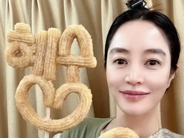 女優キム・ヘス、差し入れのチュロスを持って自撮り
