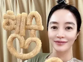 女優キム・ヘス、差し入れのチュロスを持って自撮り