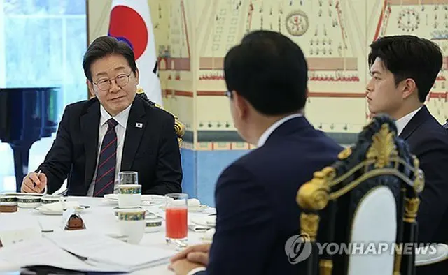 李大統領（左）＝（聯合ニュース）
