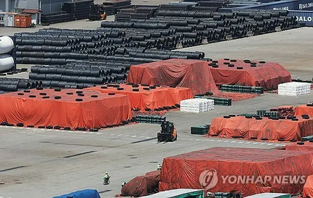 ソウル近郊の平沢港に積み上げられた鉄鋼製品＝（聯合ニュース）