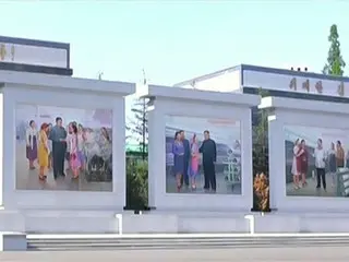３代並ぶ壁画　中央には金正恩氏＝「先代より優越」アピールか