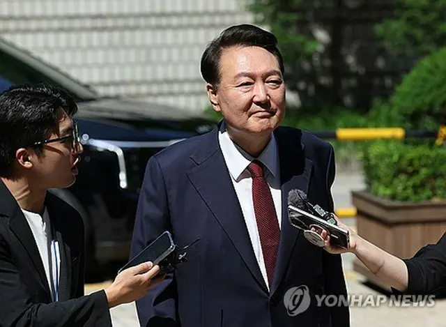 第８回公判に出廷するため、ソウル中央地裁に入る尹前大統領＝２３日、ソウル（聯合ニュース）