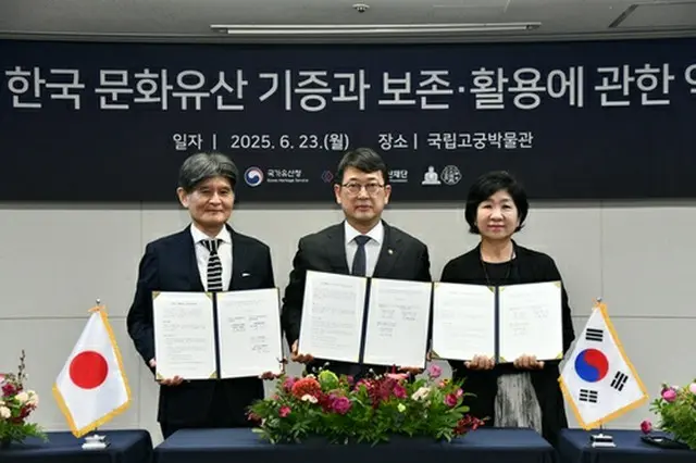 観月堂の部材を韓国に譲渡する寄贈協約式が２３日にソウル・国立古宮博物館で開かれ、高徳院の佐藤孝雄住職（左）、国家遺産庁の崔応天庁長（中央）、国外所在文化遺産財団の金廷禧（キム・ジョンヒ）理事長が出席した（同庁提供）＝（聯合ニュース）≪転載・転用禁止≫