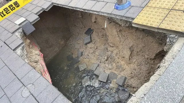 大雨の日に道路陥没…家族の前で深さ2メートル穴に落ちた男性＝韓国