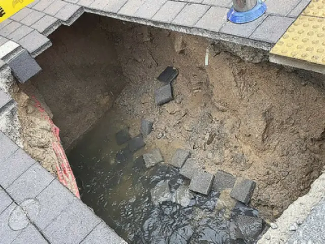 大雨の日に道路陥没…家族の前で深さ2メートル穴に落ちた男性＝韓国