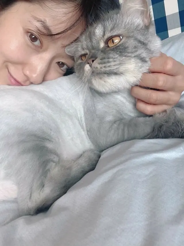 パク・シネ、ペットの猫を抱きしめて甘い密着セルカ