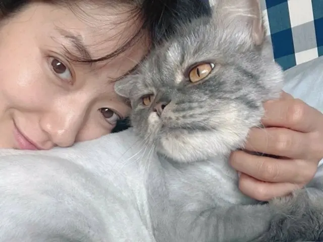 パク・シネ、ペットの猫を抱きしめて甘い密着セルカ