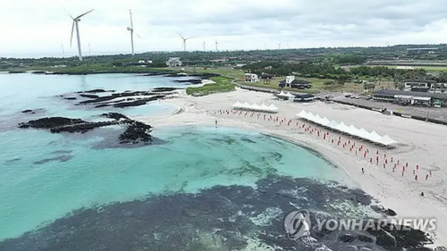 海開きした済州の金寧海水浴場＝２４日、済州（聯合ニュース）