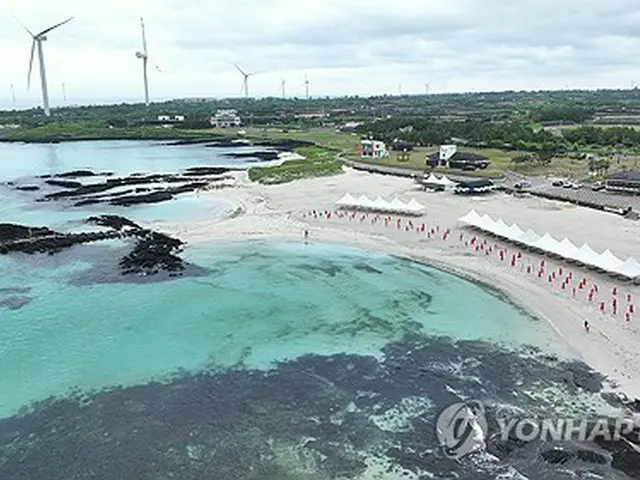 韓国・済州島の海水浴場１０カ所で海開き　一部は夜間営業も