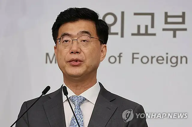 定例会見を行う外交部の李在雄報道官＝２４日、ソウル（聯合ニュース）