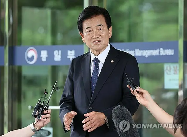 南北関係管理団で取材に応じる鄭東泳氏＝２４日、ソウル（聯合ニュース）