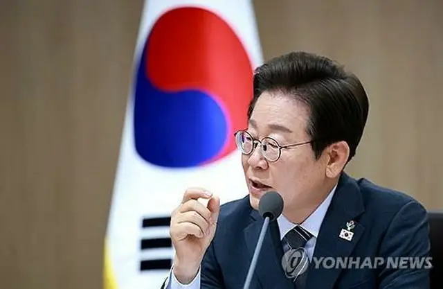 大統領室調査で開かれた閣議で発言する李大統領＝２４日、ソウル（聯合ニュース）