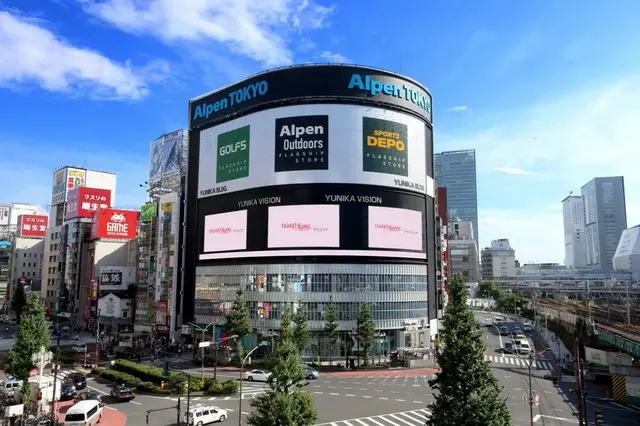ユニカビジョン(新宿区新宿３−２３−７) 新宿ユニカビル壁面 西武新宿ぺぺ前広場向かい